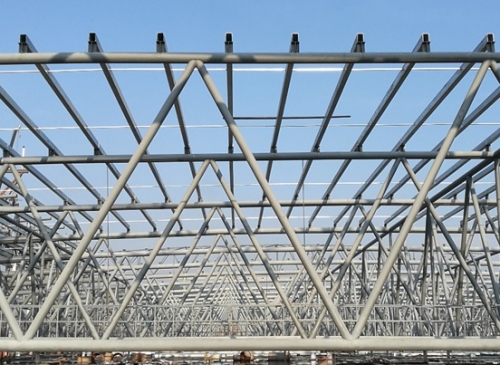 【一线投影】在离天空最近的地方放飞梦想 ——记集团钢构分公司顺利完成360吨桁架吊装提升作业